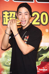 幻灯图：吴建豪担任一日店长 卖汉堡为粉丝服务 