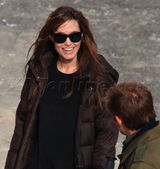 组图：安吉丽娜-朱莉拍新片 帅气保镖贴身保护