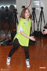 组图：阿娇为演唱会独自练舞 小学老师现身加油