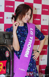 组图：韩星李珉廷亮相粉丝签名会 气质脱俗