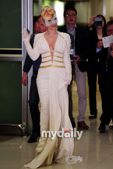 组图：LADY GAGA抵达韩国金浦机场 性感白裙优雅