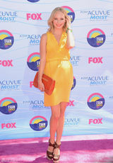 组图：《吸血鬼日记》剧组亮相 “卡洛琳”黄裙最夺目