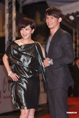 组图：45届金钟奖红毯温升豪郭采洁甜蜜亮相