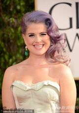 组图：凯莉-奥斯本白裙露背咧嘴大笑