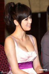 幻灯图集：陈乔恩爆乳亮相 内衣广告被批情色