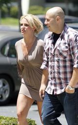 幻灯图集：布兰妮华服巡街 裙装太短春光乍泄