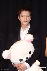 组图：郭采洁杨一展接捧《小资》 邱泽抱熊卖萌