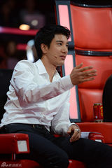 组图：好声音导师考核阿妹泪奔 力宏递纸巾