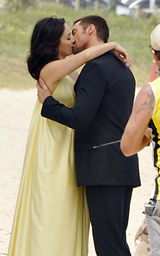 幻灯图集：休-杰克曼巴西拍广告 海滩献吻黄衣美女