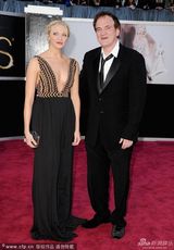 组图：导演昆汀-塔伦蒂诺携女伴亮相红毯