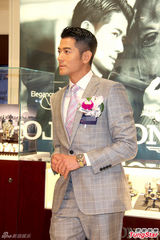 组图：郭富城帅气西装亮相台湾 称与妈妈过圣诞