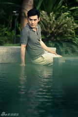 组图：严屹宽杂志写真曝光  优雅型男玩度假风