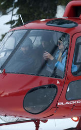 幻灯图集：希尔顿和男友滑雪度假直升机接送