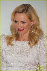 组图：娜奥米-沃茨红唇白裙亮相 优雅出席新片首映