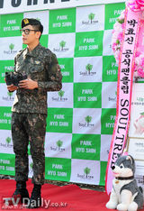组图：韩情歌王子朴孝信退伍 VIXX到场迎接