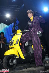 组图：萧敬腾开唱回归音乐本身 一套服装到底