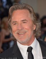 组图：奥斯卡红毯-影星唐-强生携妻子亮相