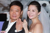 组图：香港艺人钱嘉乐汤盈盈结婚 接吻秀对戒