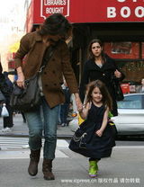 幻灯图：凯蒂抱女儿逛名店 小苏瑞绿包绿靴惹眼