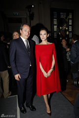 组图：章子怡红色高订斗篷装现身巴黎