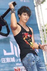 组图：汪东城摇滚风会歌迷 否认与炎亚纶有心结