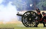 组图：英国炮兵鸣放皇家礼炮 庆祝小王子诞生