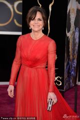 组图：最佳女配角候选人莎莉-菲尔德红纱裙大气