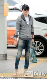 组图：韩星朴施厚墨镜遮面现身机场赴京