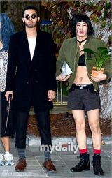 组图：SJ庆出道8周年机场上演变装秀 整疯粉丝