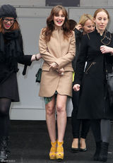 高清组图：莉顿-梅斯特街拍驼色大衣搭配纱裙