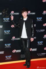 组图：微博之夜红毯 魏千翔等两位男星西装帅气