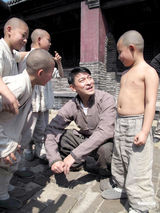 高清组图：刘德华自剪三千烦恼丝 半成品似癞痢头