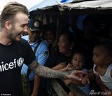 小贝探访菲台风灾区 与儿童互动奶爸范十足(图)