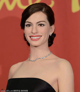 组图：海瑟薇蜡像栩栩如生 鱼尾礼服性感高贵