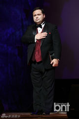 组图：众星捧场爱庭院艺术节 Raina担任主持