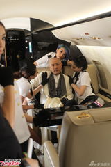 组图：Big Four澳门拍MV 飞机上大跳辣身舞