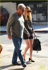 组图：凯特波茨沃斯与老爸外出秀美腿 亲密拥抱