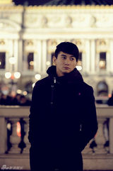 组图：吴奇隆温暖写真 黑白能量点亮希望