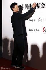 组图：吴樾助力公益盛典为慈善慷慨解囊