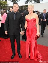 组图：Pink改走女人性感路线 甜笑牵手老公