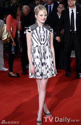 组图：2NE1助阵《超凡蜘蛛侠》韩国红毯秀