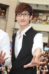 组图：SJ-M台北签唱会 兄弟情深互喂台湾小吃