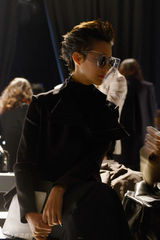 组图：张歆艺巴黎时装周看秀 酷炫黑超遮面霸气