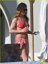 组图：安妮斯顿桃红比基尼晒日光浴 四仰八叉露私处不雅