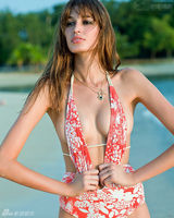 组图：法国名模比基尼秀酥胸 美腿舞狮展中国风