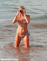 组图：希尔顿与男友鸳鸯浴 海滩戏水被搂蛮腰