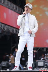 组图：庾澄庆白衣亮相彩排 与吴莫愁合唱噱头足