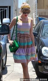 组图：泰勒-斯威夫特彩虹裙出街 红唇美肌玩转撞色