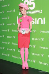 组图：容祖儿不关心老板感情世界 搭档古天乐走秀