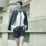 组图：黄奕冬日街拍英伦复古帅气优雅